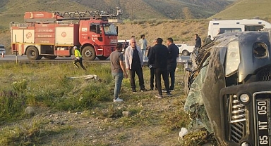 Personel taşıyan kamyonet takla attı