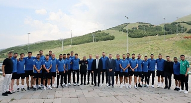 Rektör Hacımüftüoğlu futbolcularla bir araya geldi