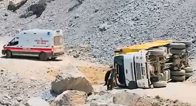 Şantiyede çalışan kamyon devrildi