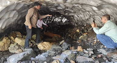 Sıcaktan bunalınca çareyi kar tünellerinde buldular
