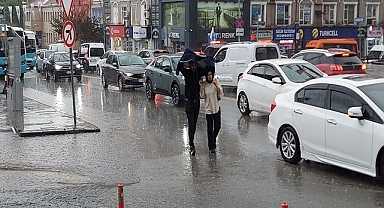 Şiddetli sağanak hayatı felç etti