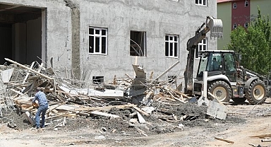 Sundurma tablası çöktü! 2 işçi yaralı