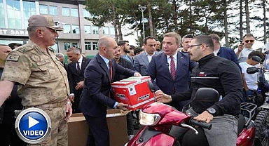 Sürücülere ücretsiz kask dağıttılar