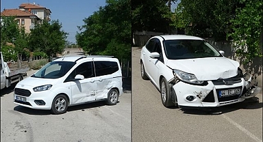Ticari araç ile otomobil çarpıştı: 4 yaralı