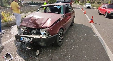 Tortum'da kaza! Kırmızı ışıkta bekleyen araca çarptı