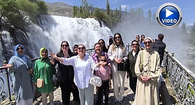 Tortum Şelalesi ziyaretçi akınına uğradı