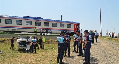 Trenin çarptığı otomobilden sağ çıktı