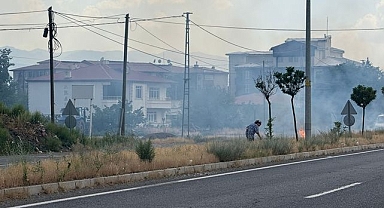 Uluslararası kara yolunda otları ateşe verdi