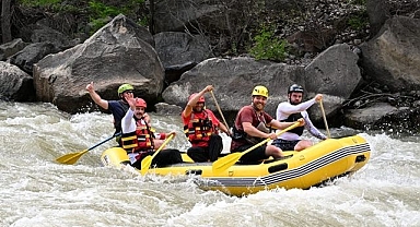 Vali Çiftçi coşkun sularda rafting yaptı