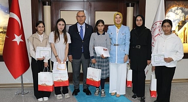 Yeniden okulu olan kızların karne heyecanı