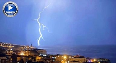 Yıldırımlar geceyi aydınlattı