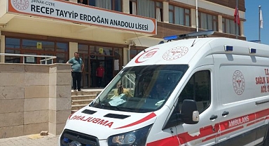 YKS'de fenalaşan iki aday hastaneye kaldırıldı