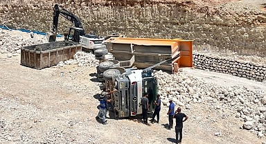 Yük boşaltan kamyon devrildi