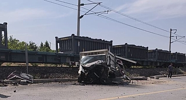 Yük treni kamyonete çarptı! Mucize kurtuluş...