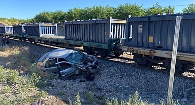 Yük treni otomobile çarptı!
