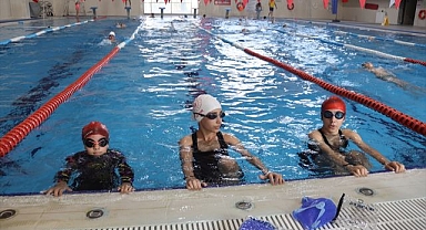 8 yılda yaklaşık 30 bin kişi yüzme öğrendi