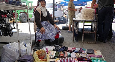98'lik esnaf! Çorap satarak ailesine destek oluyor