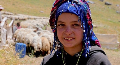 Anne babalarının yükünü çocuklar omuzluyor