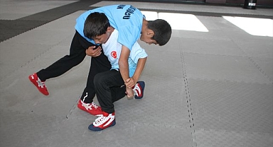 Antrenör polisin desteğiyle güreş milli takımında