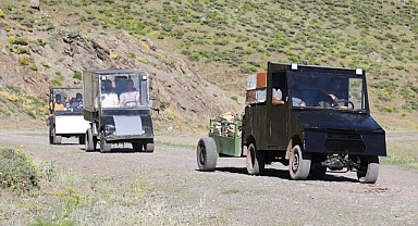 Arılarına atık malzemelerden yaptıkları araçlarla gidiyor