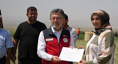 Bakan Yumaklı ilk hayvanları teslim etti