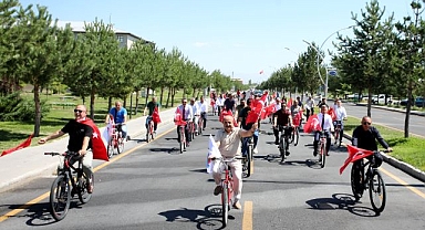 Bayraklarla pedal çevirdiler