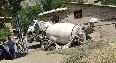 Beton mikseri ahırın üzerine devrildi