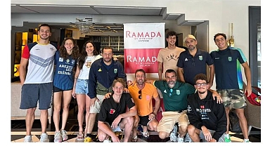 Brezilyalı yüzücüler yüzleri güleç ayrıldı