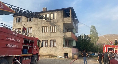 Çatı yangını paniğe yol açtı
