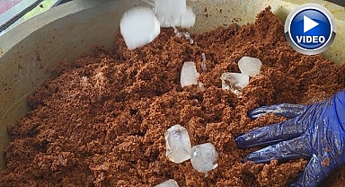 Çiğköfteler buzla yoğuruluyor