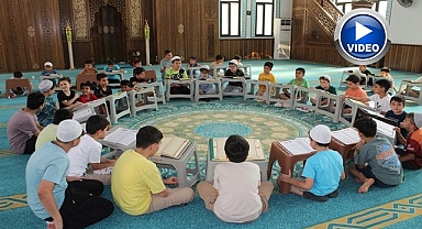 Çocuklar hem Kur’an öğreniyor hem eğleniyor