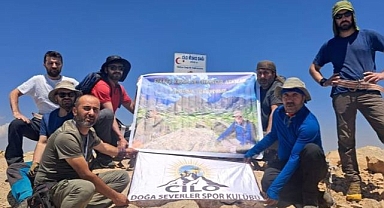 Dağcıların zirve tırmanışı nefes kesti