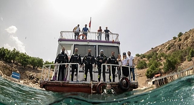 Dalgıçlar buz kez farkındalık için daldı