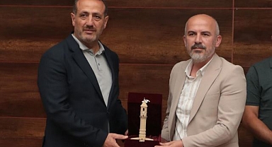 Dereceye giren şairlere ödülleri verildi