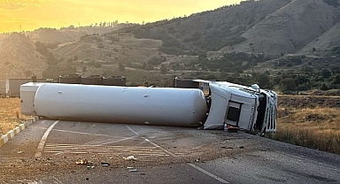 Devrilen kimyasal gaz yüklü tır ulaşımı aksattı