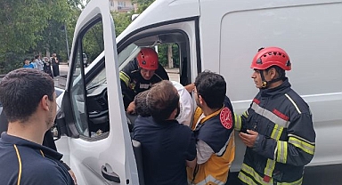 Direksiyon başında fenalaşınca kaza yaptı