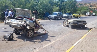 Elektrik direğine çarpan otomobil ikiye bölündü