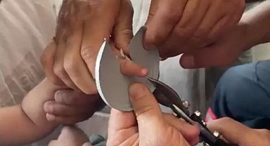 Eli metale sıkışan çocuğa itfaiye müdahalesi