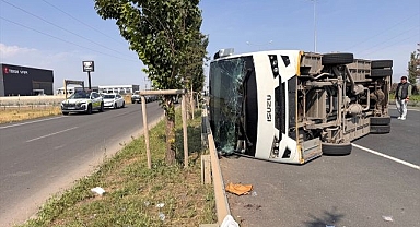 Erzurum'da askeri personel servisi devrildi! Çok sayıda yaralı var...