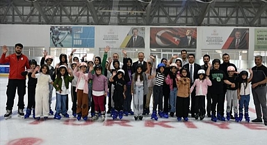 Erzurum'da Kur'an kursu öğrencileri buz pateniyle tanıştı