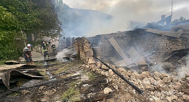 Erzurum'da yangın ev ve ahırları kül etti!