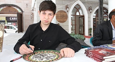 Eserlerini babasından öğrenerek üretti