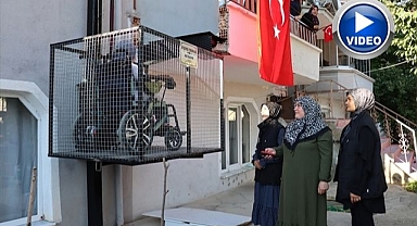Evinin balkonuna yapılan asansörle engelleri aşıyor