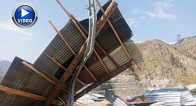 Fırtına ve sağanak yağış tahribata yol açtı