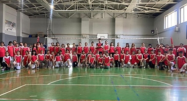Geleceğin voleybolcularını yetiştiriyorlar