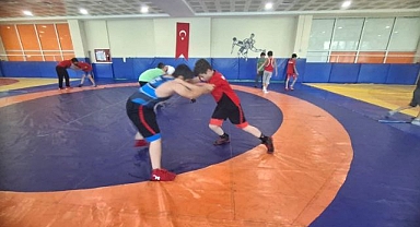 Güreş kültürü gençlere aktarılıyor