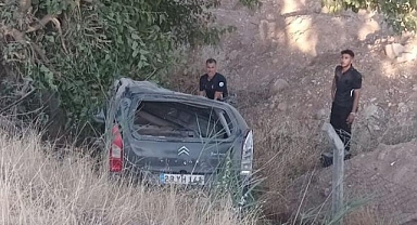 Hafif ticari araç şarampole yuvarlandı