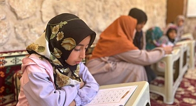 Hem Kur'an-ı Kerim, hem de hüsn-i hat öğreniyorlar