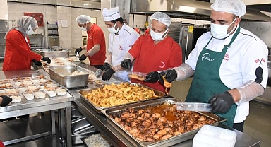 Her gün bin kişiye sıcak yemek 