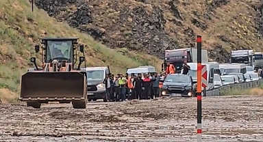 Yağışlar toprak kaymasına yol açtı